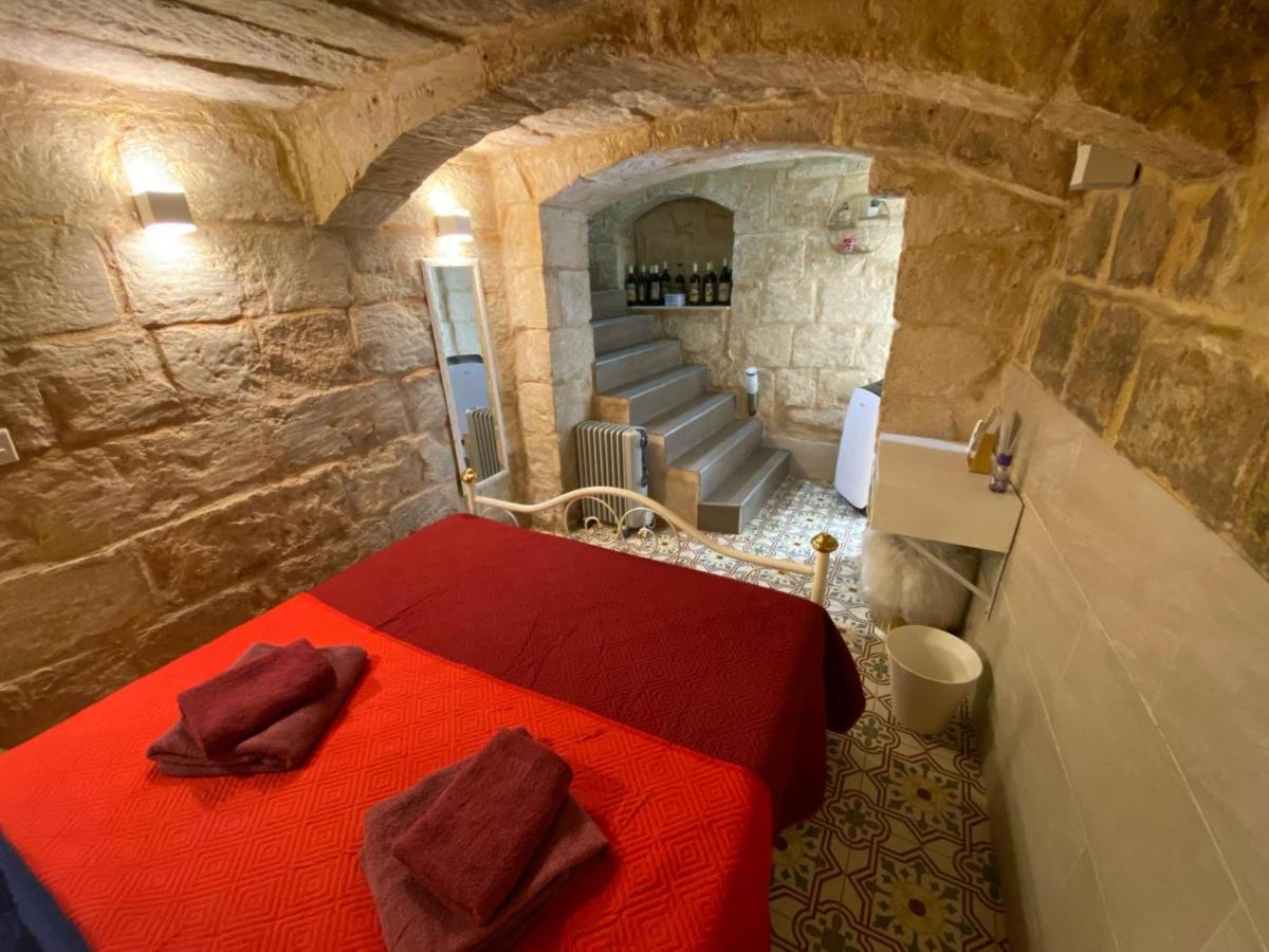 Malta's Naughtiest Cabaret - Housity