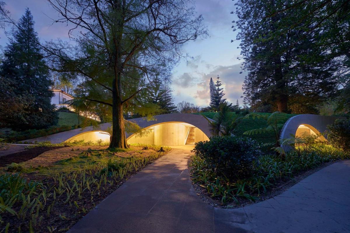 Um jardim no exterior de Terra Nostra Garden Hotel