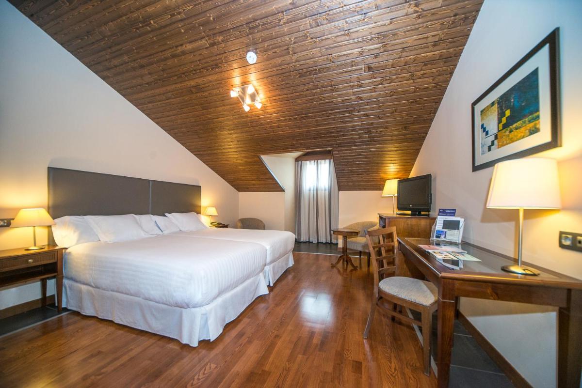 Cama o camas de una habitación en Hotel & Spa Real Badaguás Jaca