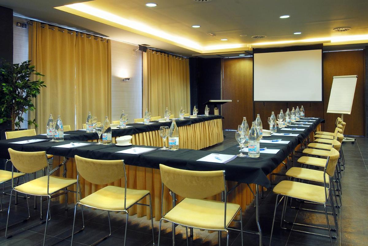 Zona business o sala de conferencias en Hotel & Spa Real Badaguás Jaca