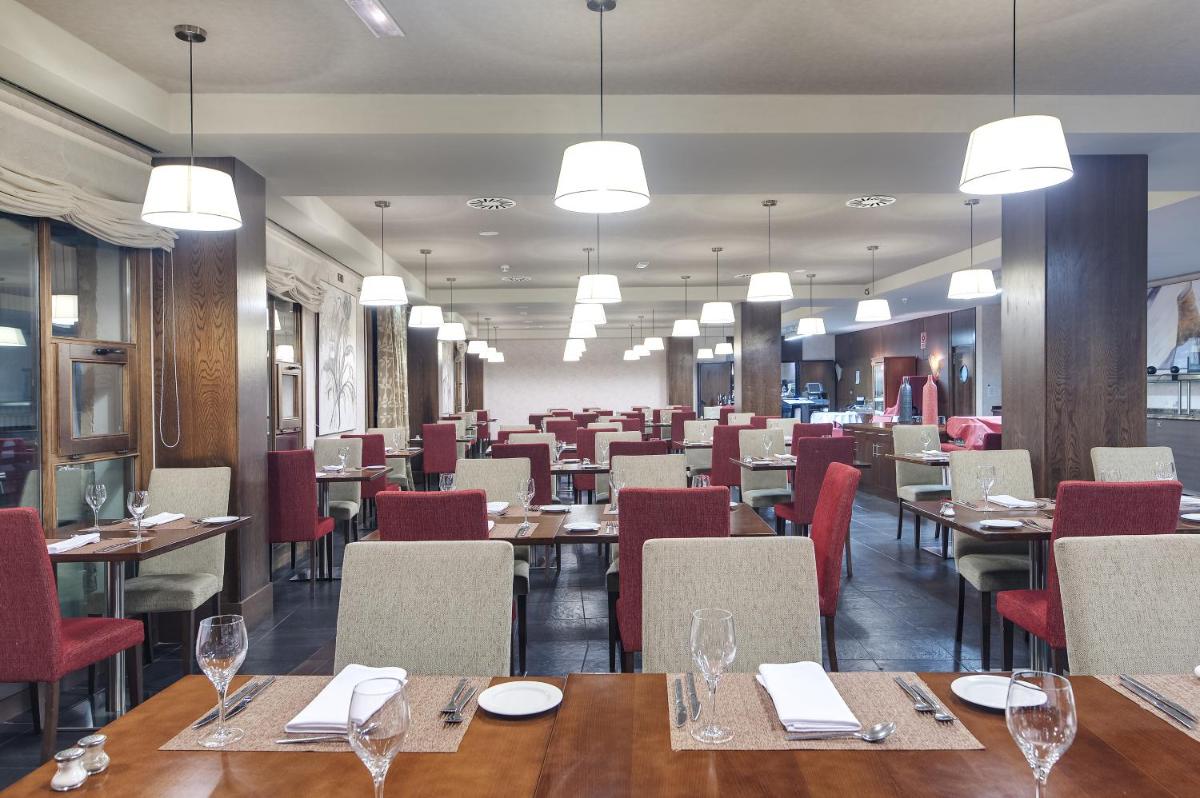 Un restaurante o sitio para comer en Hotel & Spa Real Badaguás Jaca