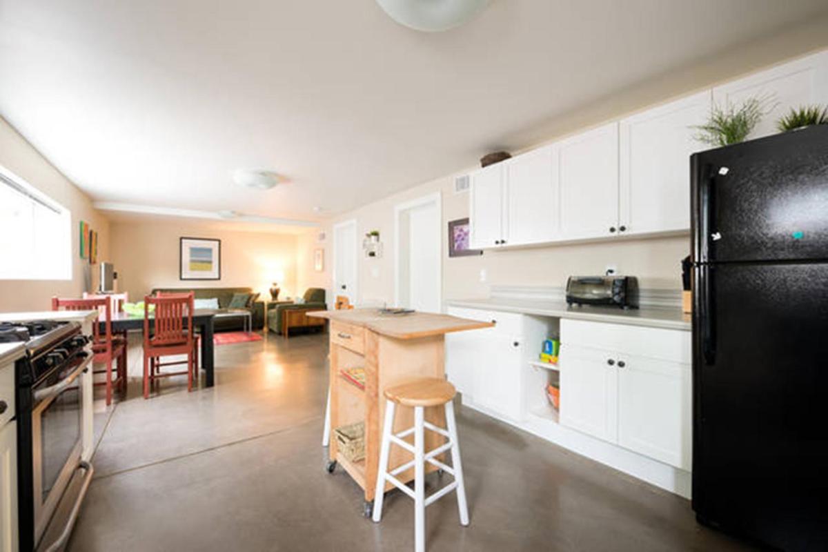 Modern & Open 2BR in Rockridge, Highly Walkable on Oakland Berkeley Border - Housity