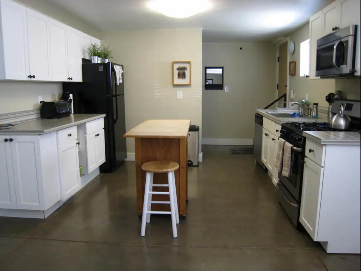 Modern & Open 2BR in Rockridge, Highly Walkable on Oakland Berkeley Border - Housity