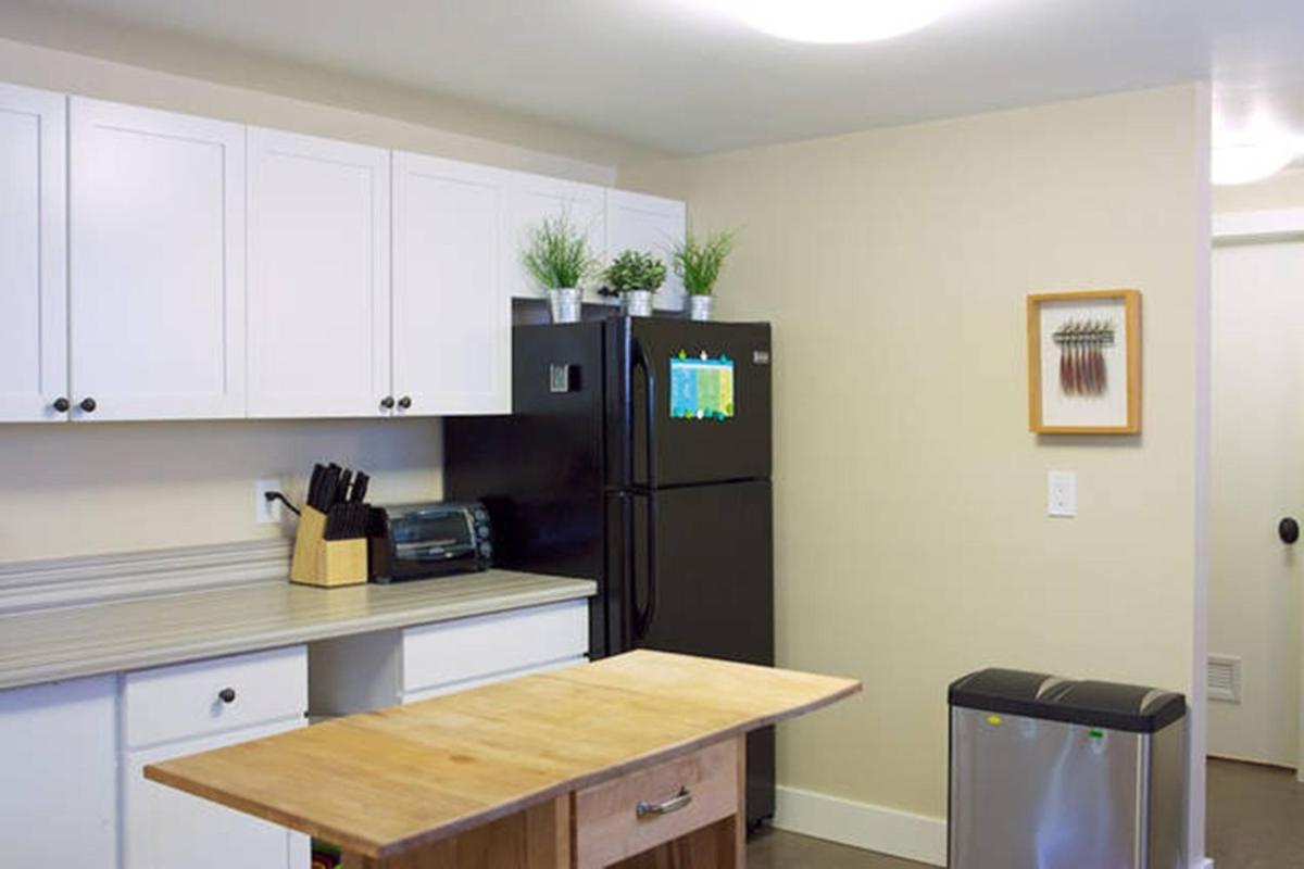 Modern & Open 2BR in Rockridge, Highly Walkable on Oakland Berkeley Border - Housity