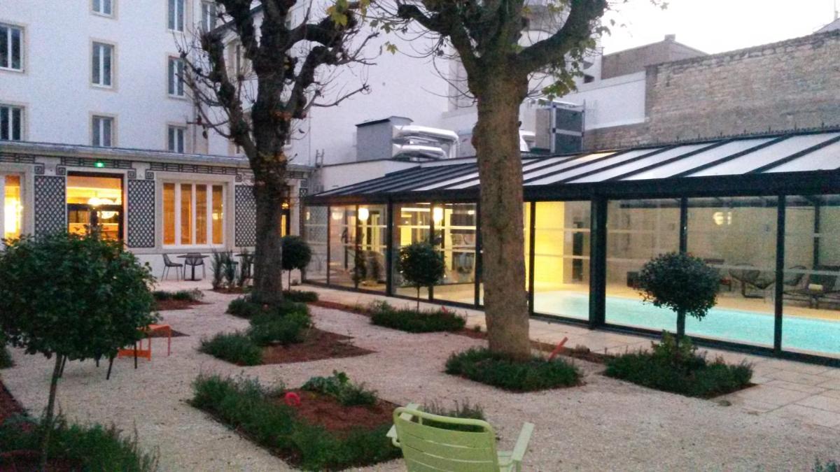 Piscine de l'établissement Oceania Le Jura Dijon ou située à proximité