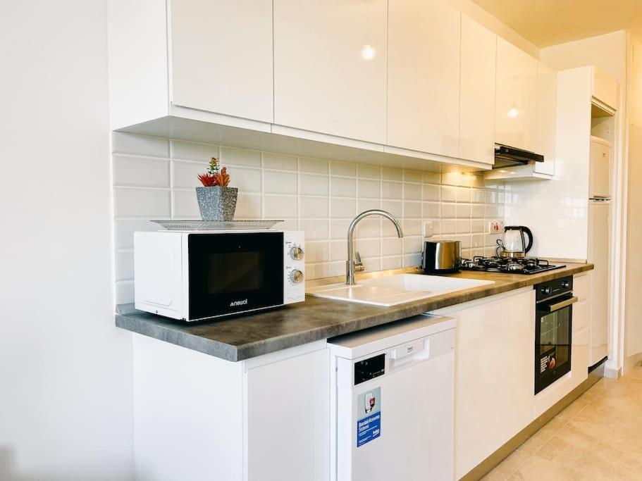 Relaxing 1 Bedroom Apartment By the Beach - Housity