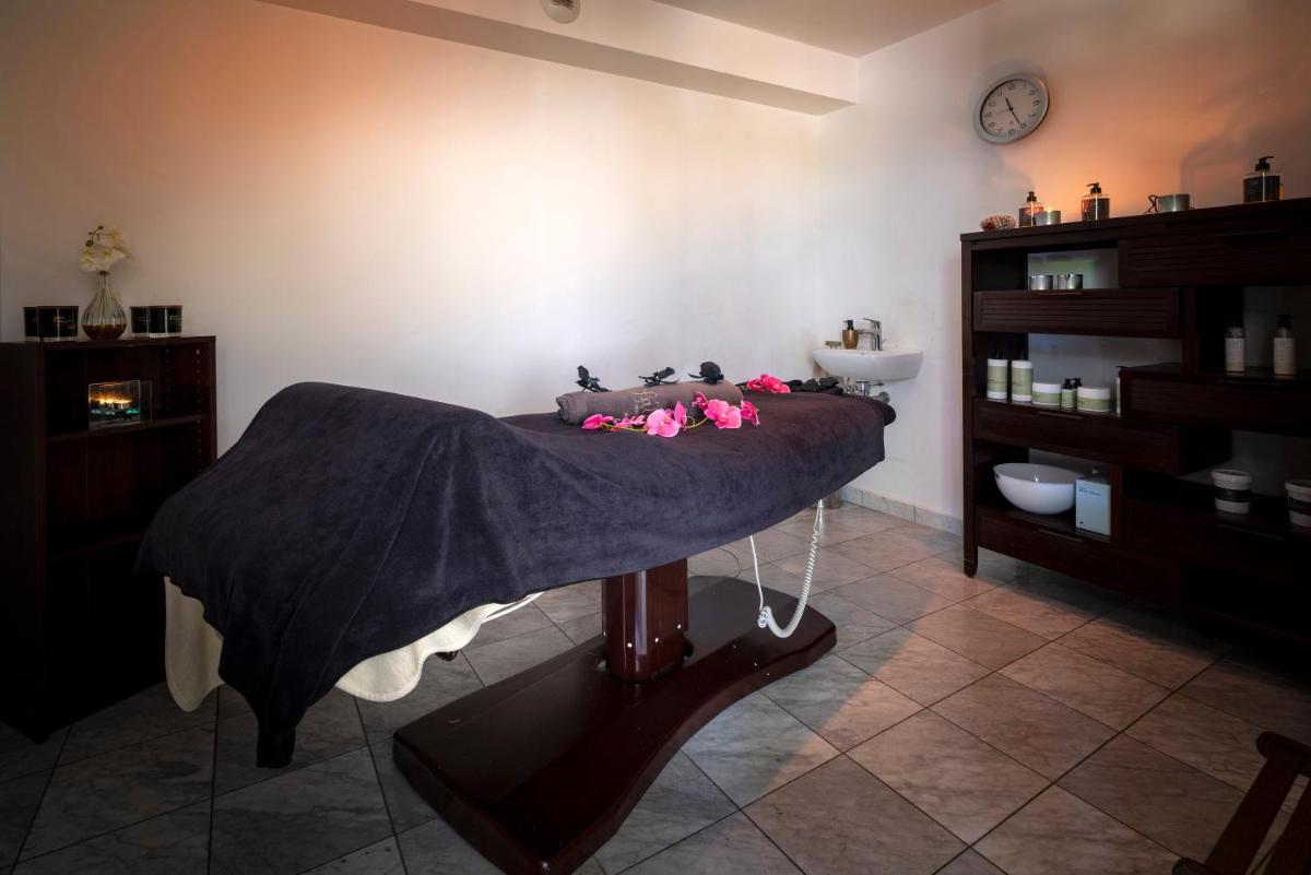 - une chambre avec un lit orné de fleurs roses dans l'établissement Hôtel du Parc, Restaurant, Spa & Wellness, à Niederbronn-les-Bains 76 autres photos