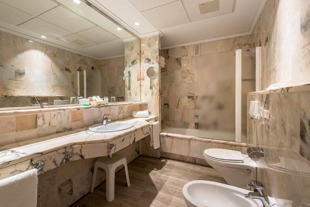 Un baño de Oliva Nova Beach & Golf Hotel