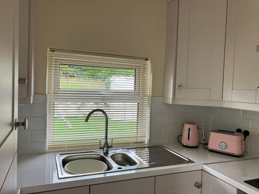 Whitethorn Cottage, Palmfield - Housity