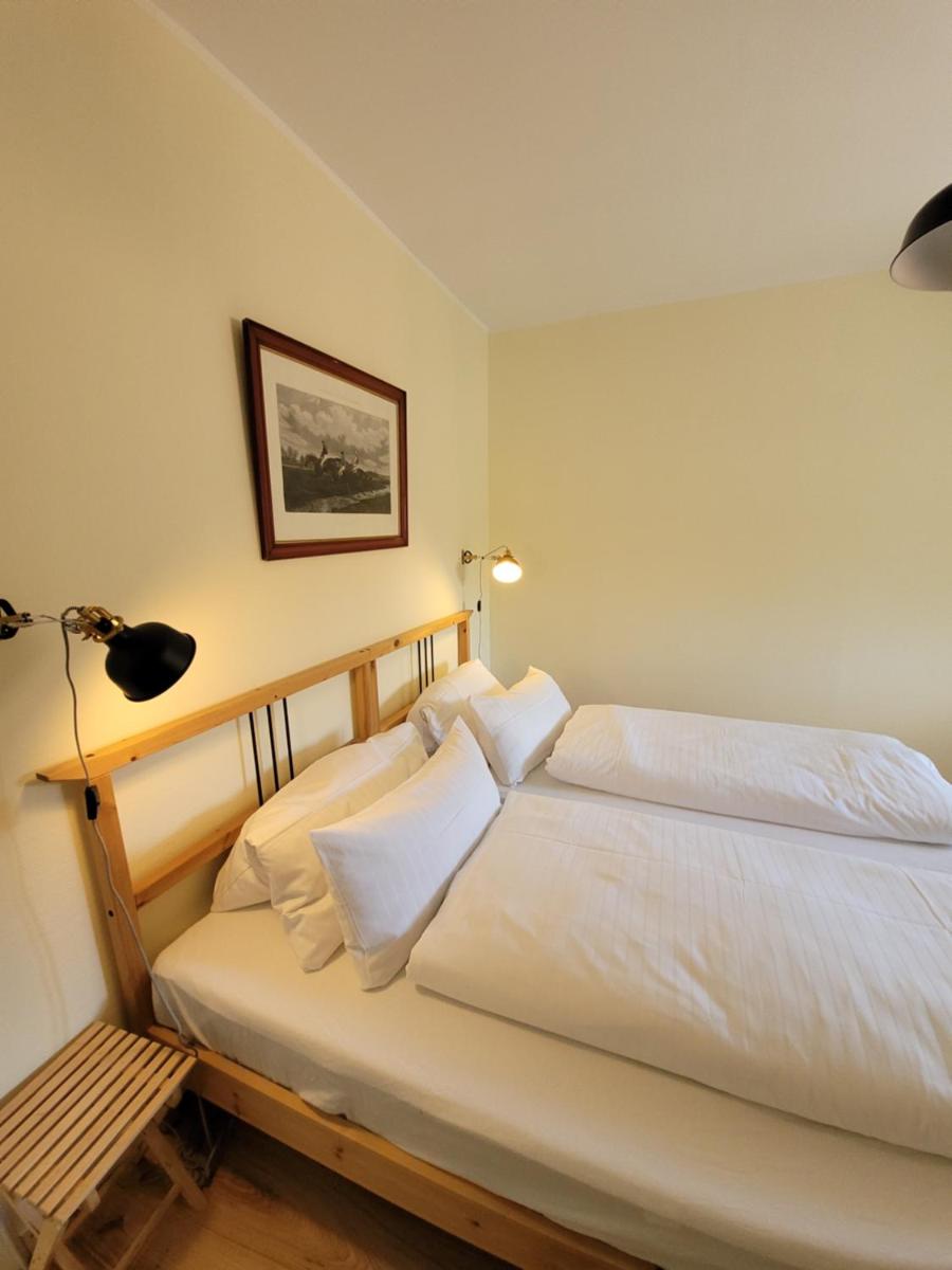 ein Schlafzimmer mit einem Bett mit weißen Laken und einer Lampe in der Unterkunft Herrenhaus Borghorst in Osdorf + 37 Fotos