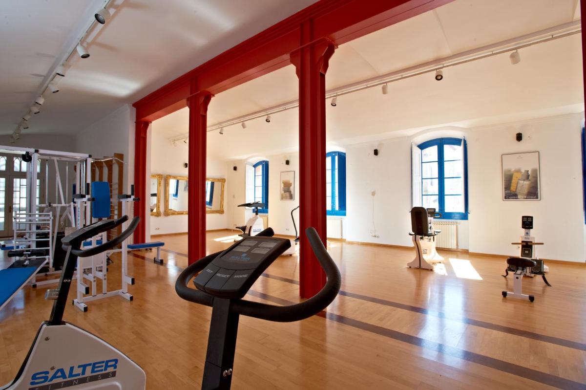un gimnasio con equipo cardiovascular en una habitación grande en Hotel Parque Balneario Termas Pallares, en Alhama de Aragón