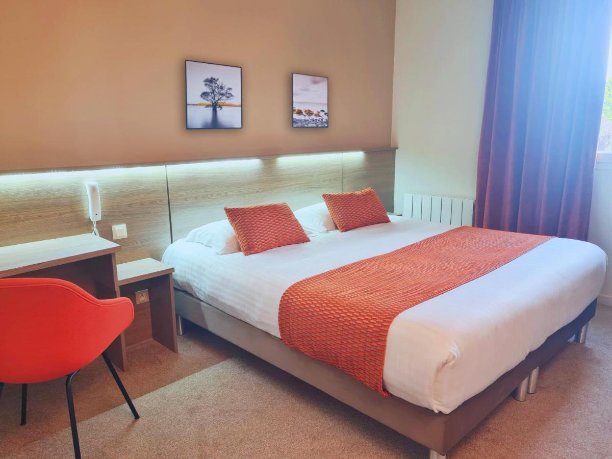 Un ou plusieurs lits dans un hébergement de l'établissement Brit Hotel Piscine & Spa - Fougères