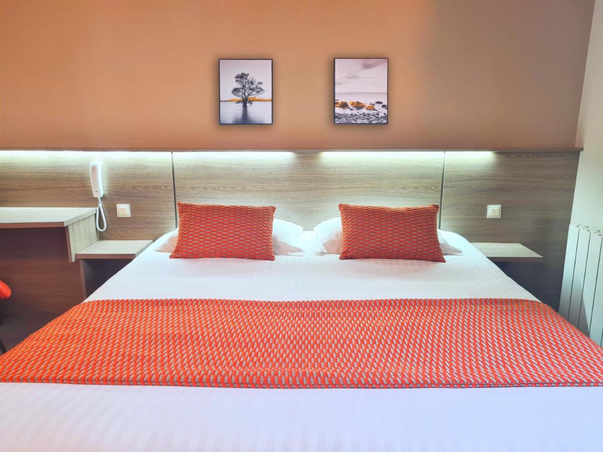 Un ou plusieurs lits dans un hébergement de l'établissement Brit Hotel Piscine & Spa - Fougères