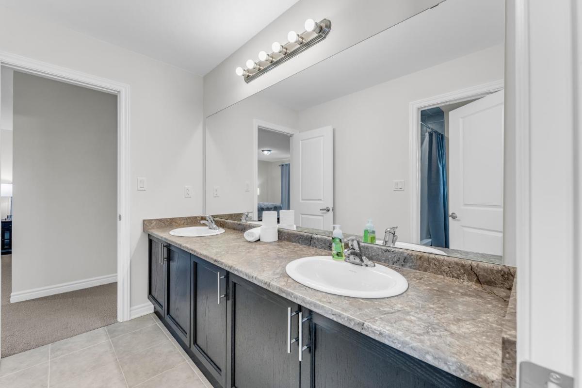 Luxury Mansion minutes to Niagara Falls and Buffalo - Housity