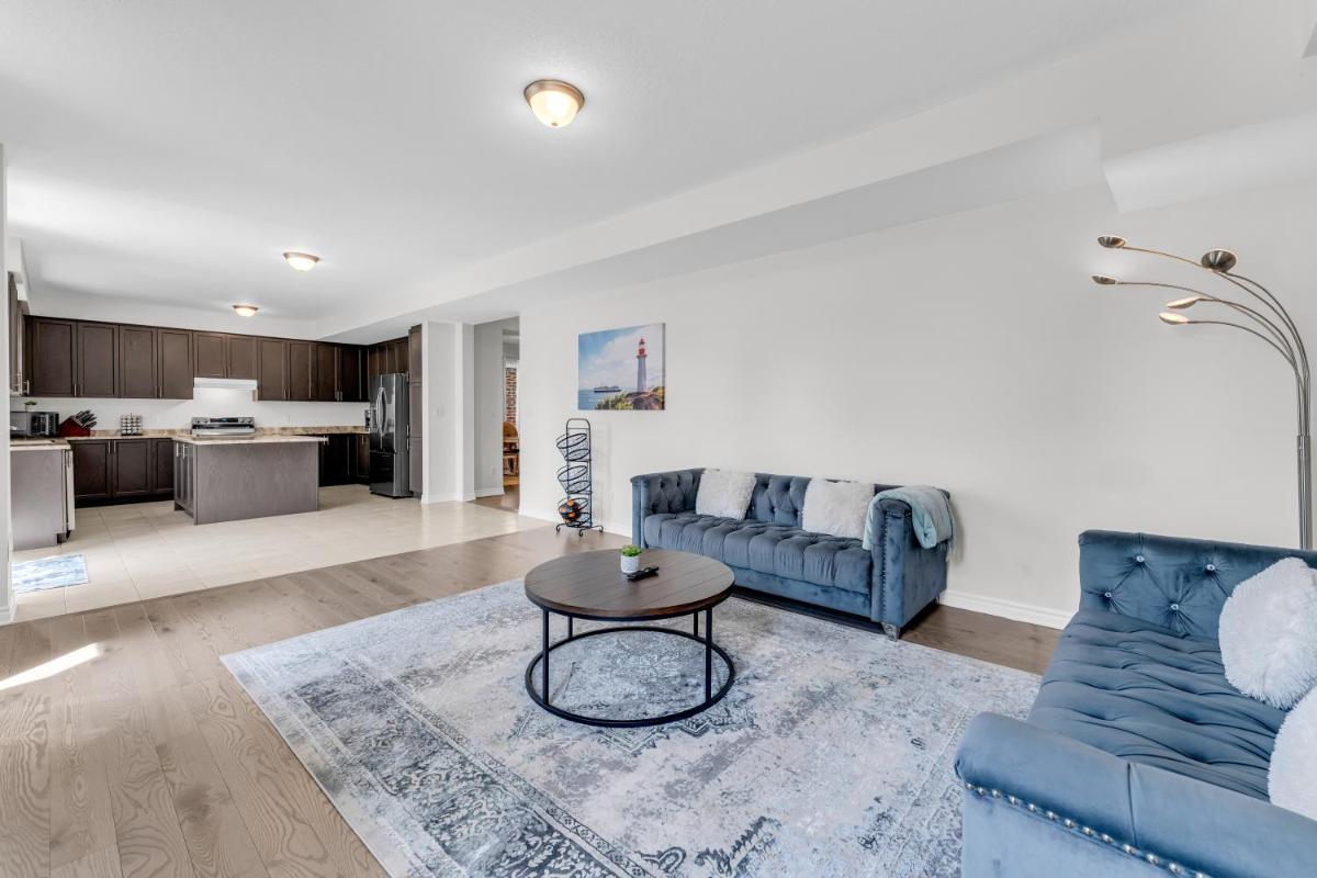 Luxury Mansion minutes to Niagara Falls and Buffalo - Housity