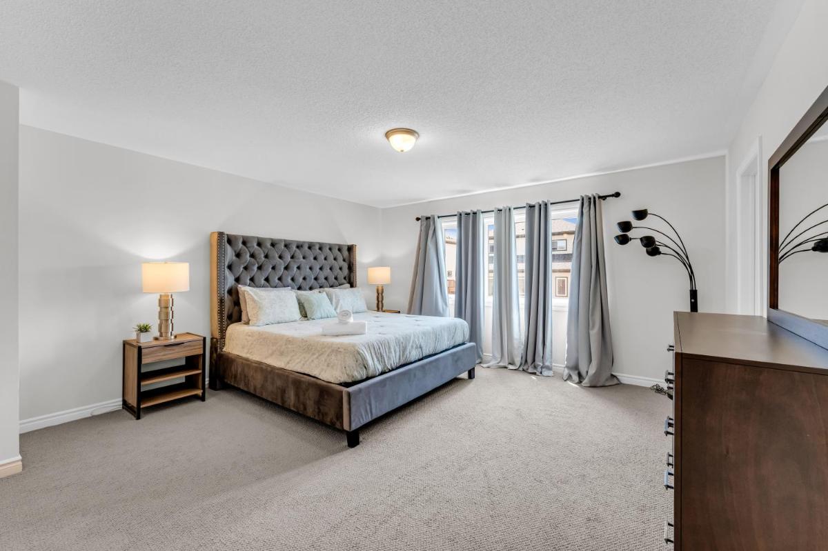 Luxury Mansion minutes to Niagara Falls and Buffalo - Housity