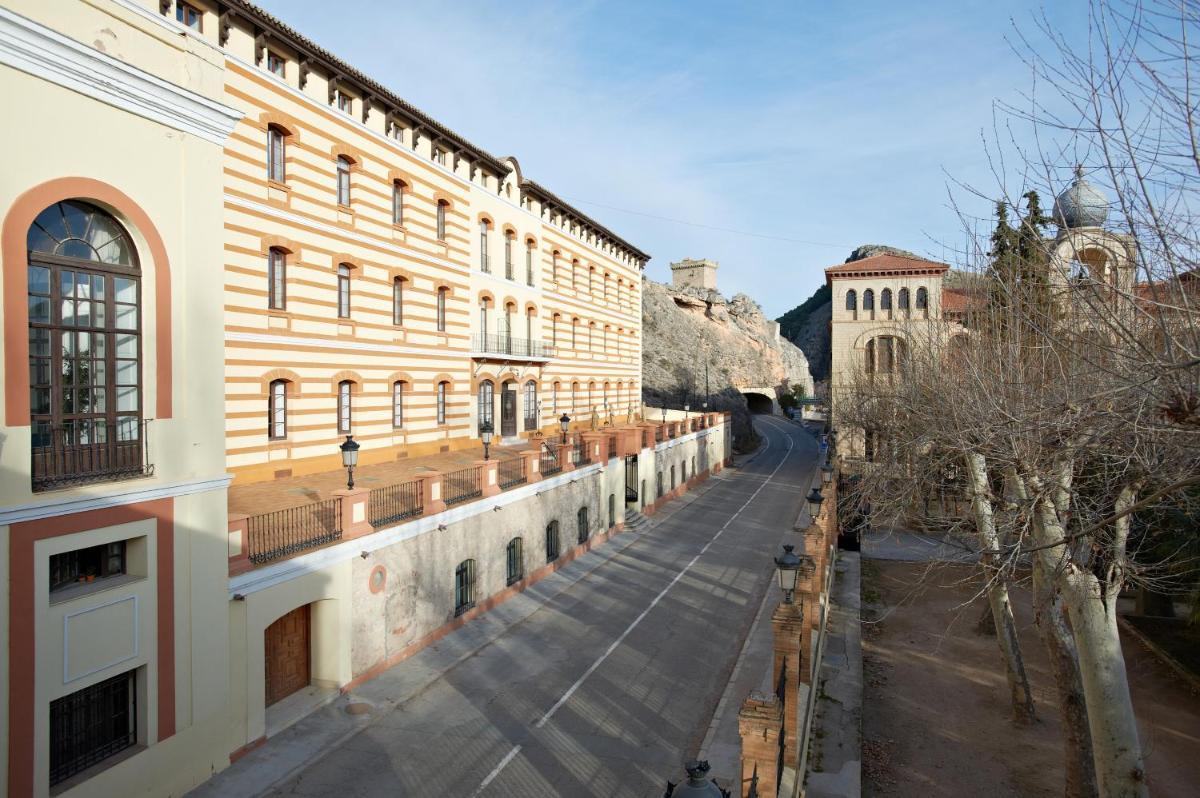 una calle vacía frente a un edificio en Hotel Termas Balneario Termas Pallares, en Alhama de Aragón