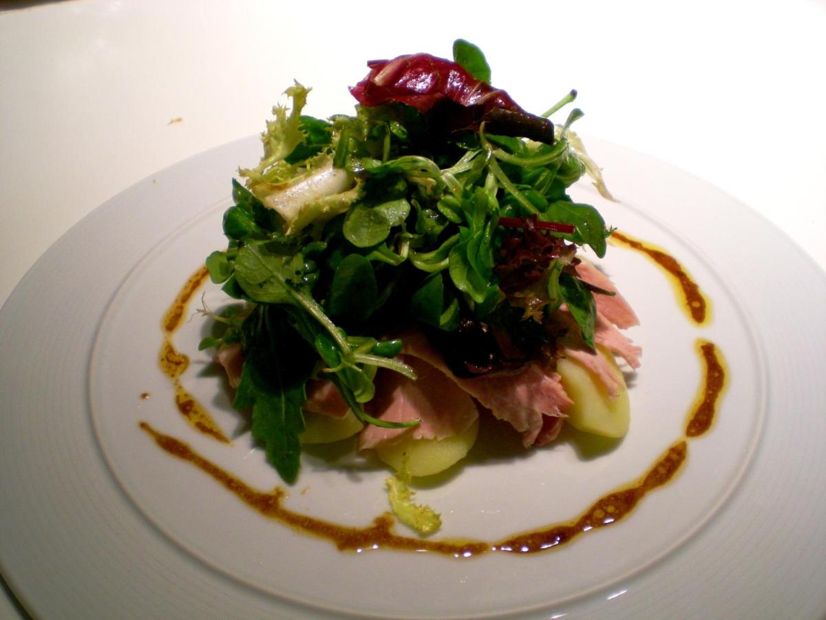 Comida en o cerca de este hotel