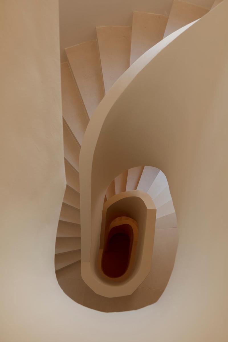 Una vista de una escalera de caracol con líquido rojo. en Elisabeth by the Sea Hotel, en Tossa de Mar