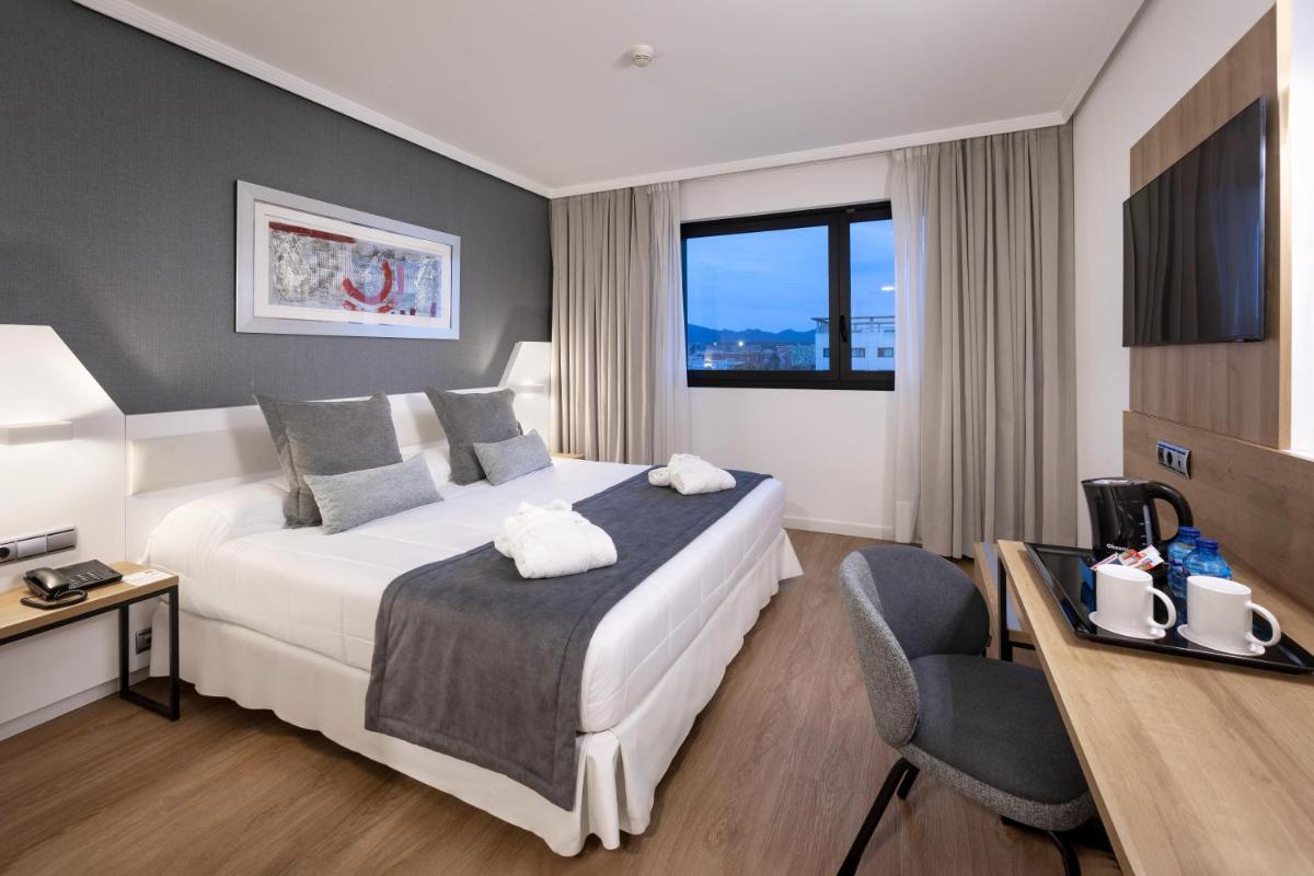 una habitación de hotel con una cama y un escritorio en Alexandre FrontAir Congress, en Sant Boi del Llobregat