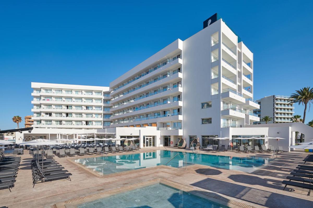 Un gran hotel con piscina y sillas. en Hipotels Flamenco, en Cala Millor
