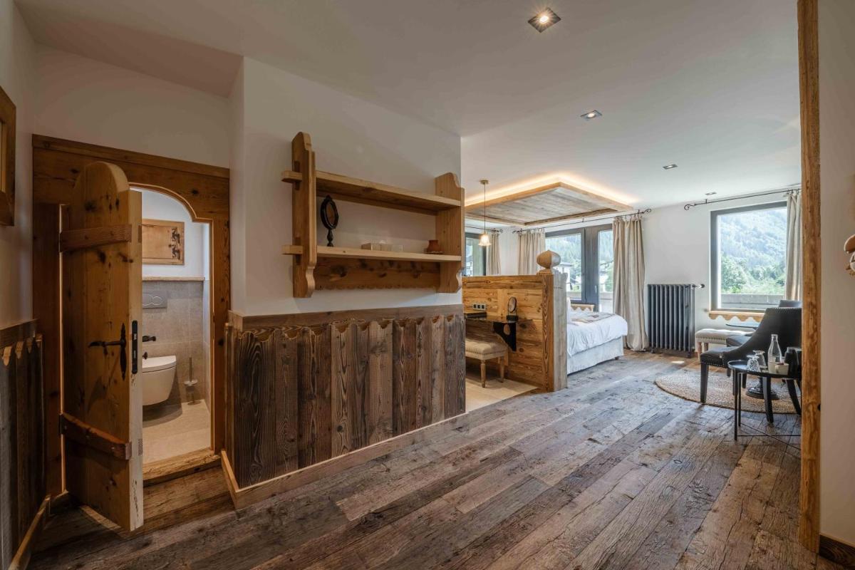 Cet appartement comprend une chambre et un salon. dans l'établissement Chalet-Hôtel Hermitage, à Chamonix-Mont-Blanc