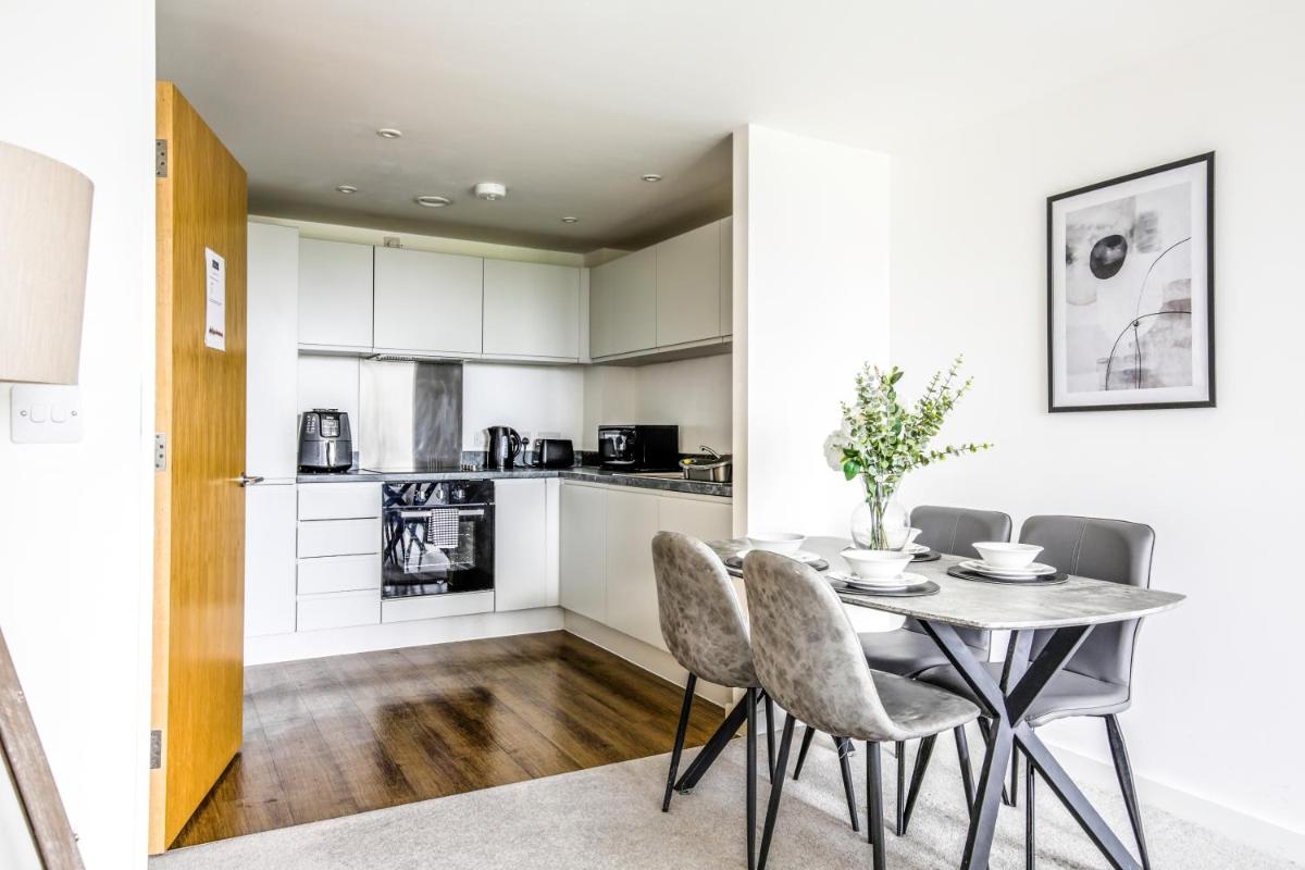 Excellent City Centre Apartment with Juliet balcony by BOLD Apartments - Housity