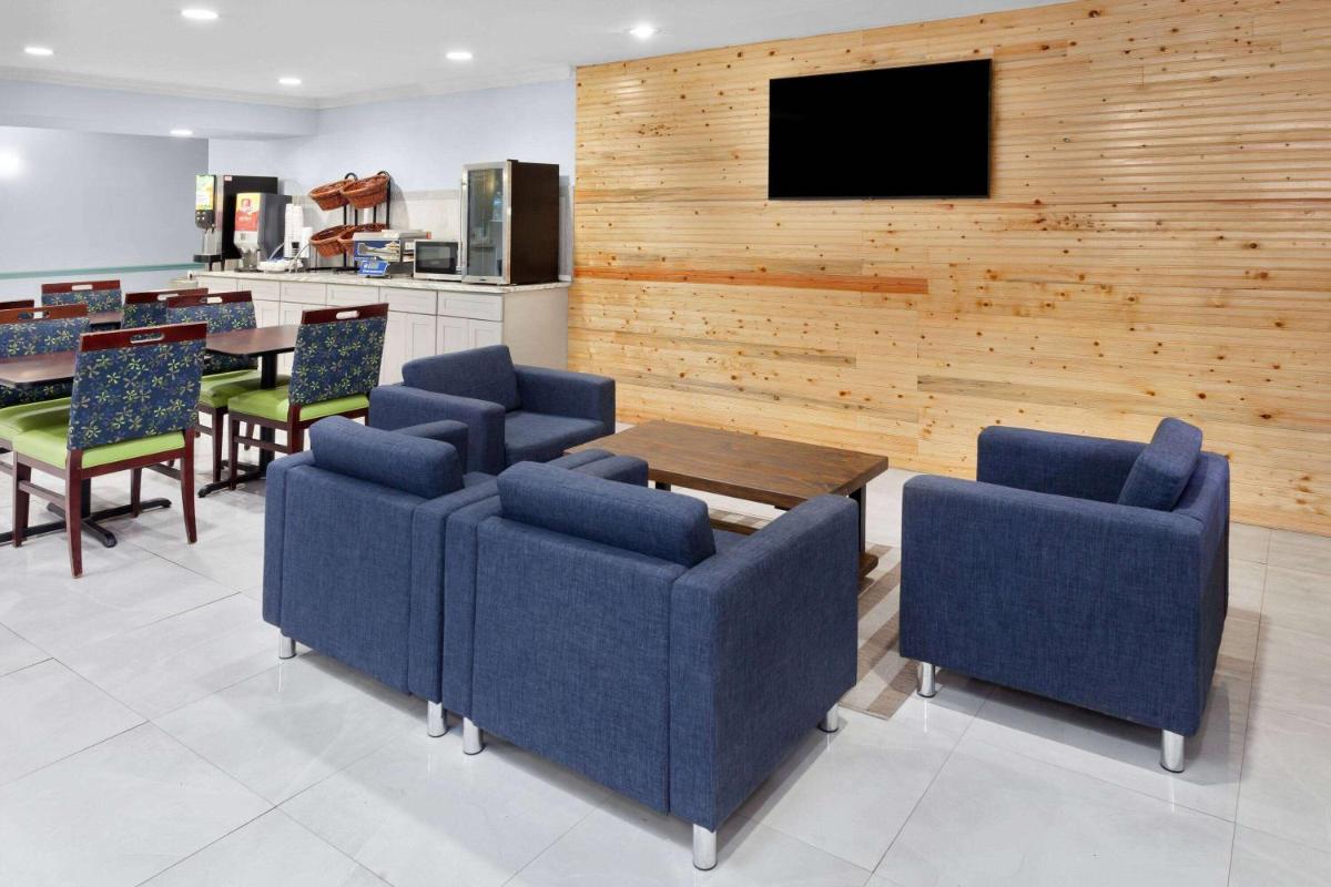 Days Inn & Suites by Wyndham Siler City - Housity