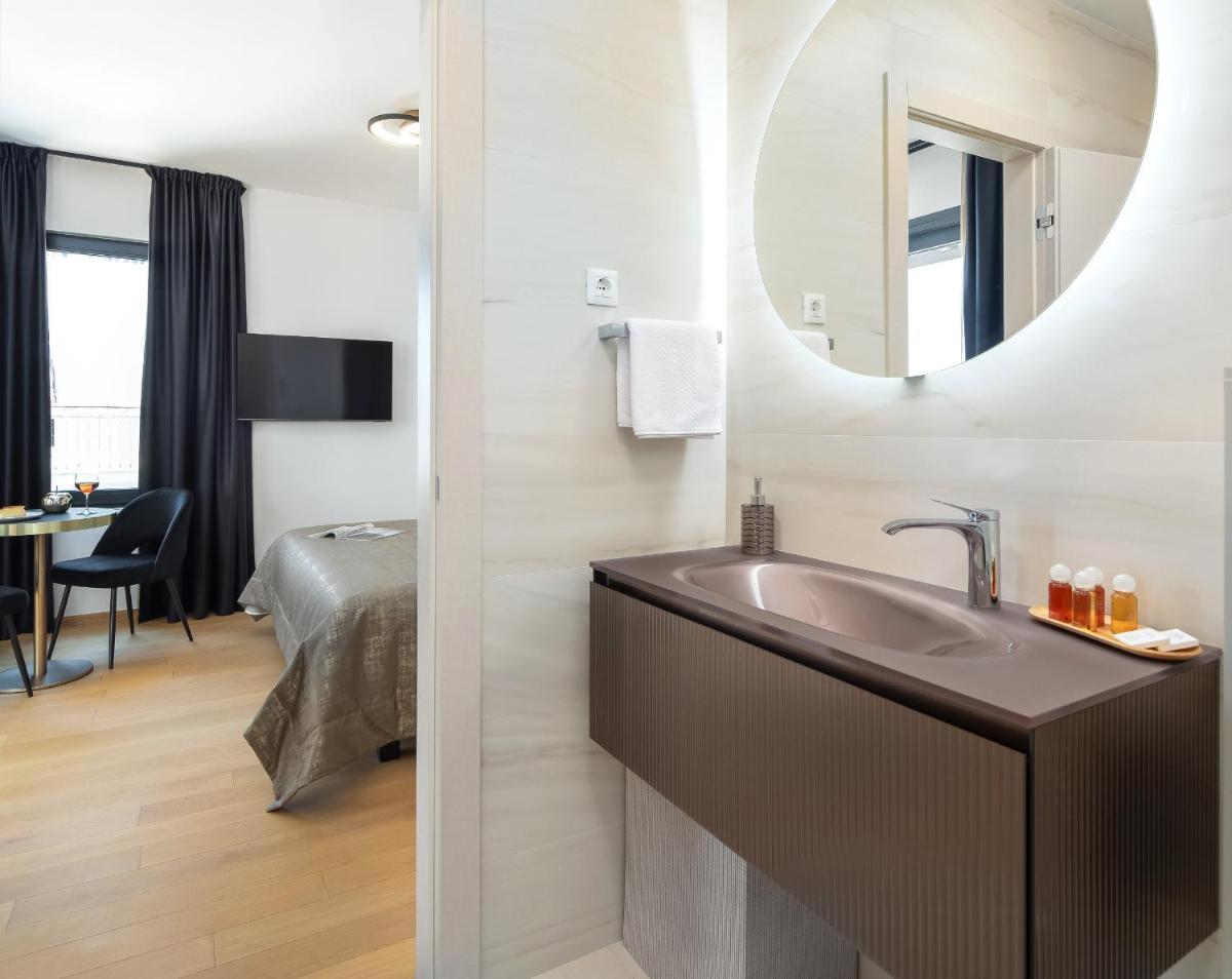 Paoma Beach Penthouse Suite with jacuzzi - Housity