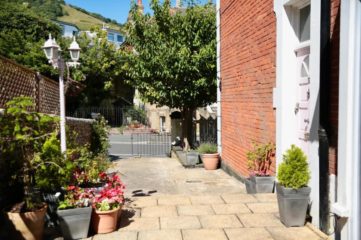 The Pink Door Seaside Holiday Home - Housity
