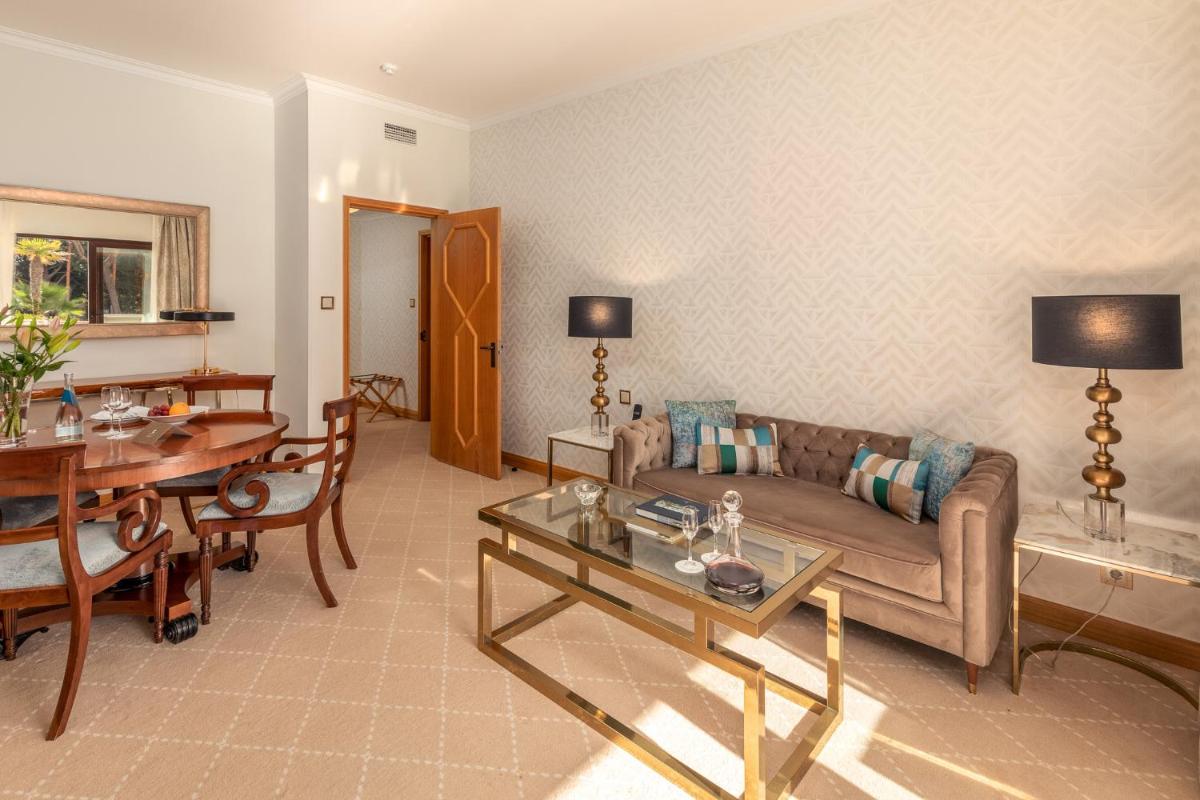 Uma televisão e/ou sistema de entretenimento em Hotel Quinta do Lago