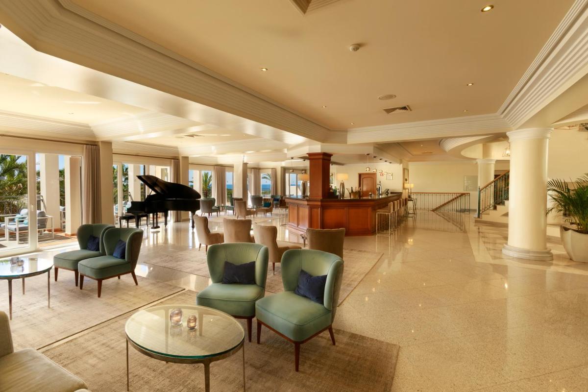 um átrio com um piano, cadeiras e uma mesa em Ria Park Hotel & Spa no Vale do Lobo mais 59 fotografias