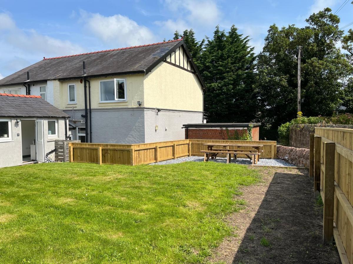 Barnston House - Heswall - spacious homely holiday home by Rework Accommodation - Housity