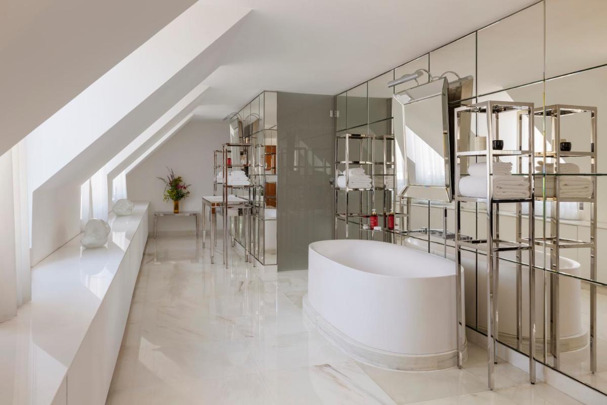 Salle de bains dans l'établissement Hôtel Le Royal Monceau Raffles Paris