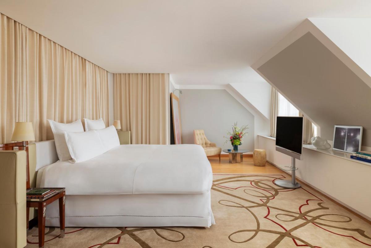Télévision ou salle de divertissement dans l'établissement Hôtel Le Royal Monceau Raffles Paris