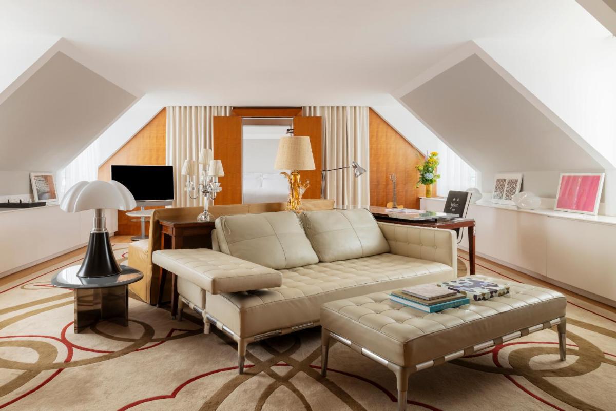 Télévision ou salle de divertissement dans l'établissement Hôtel Le Royal Monceau Raffles Paris