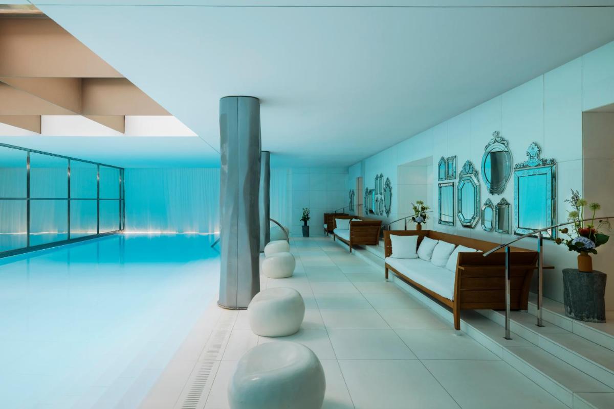 Piscine de l'établissement Hôtel Le Royal Monceau Raffles Paris ou située à proximité