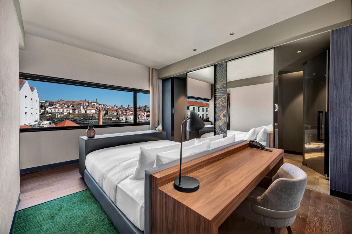 Uma cama ou camas num quarto em Hilton Porto Gaia