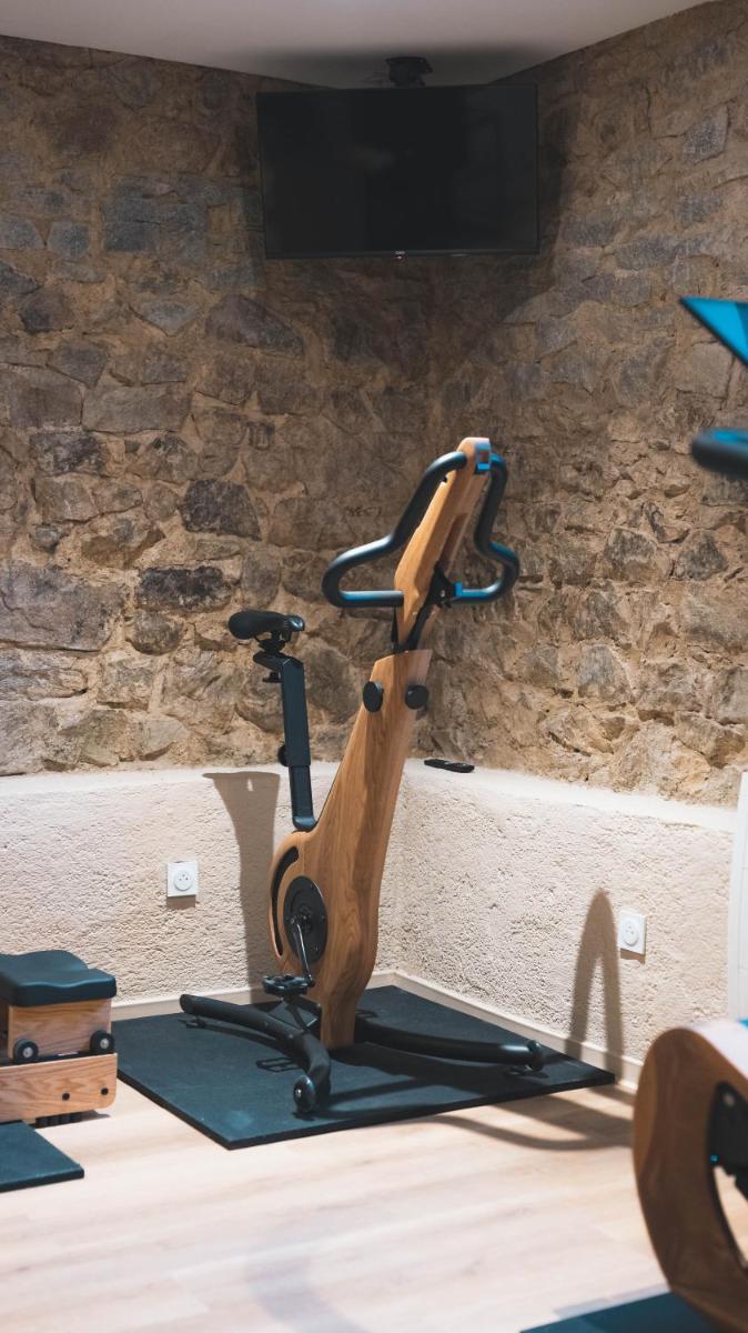 une salle de sport avec un objet en bois sur un tapis roulant dans l'établissement Villa37, à Limoges