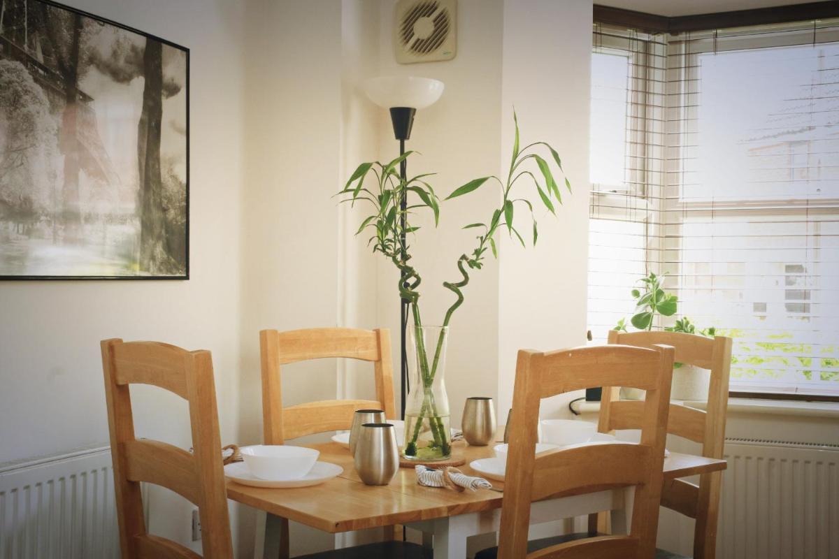 Double bed, Parking, Kitchen, TV, Wi-Fi & Desk in Modern Townhouse, Long Eaton - Perfect for Contractors, Pilots, Business Travellers & more - Housity