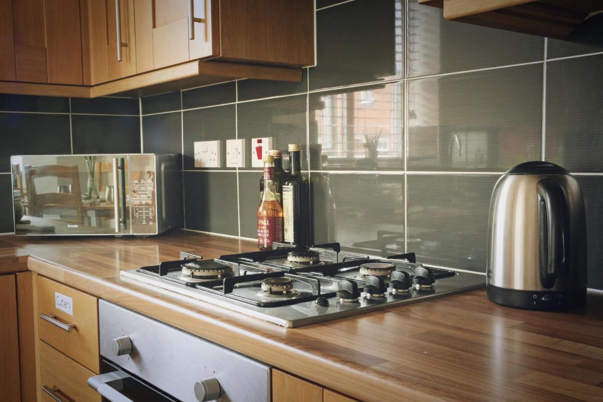 Double bed, Parking, Kitchen, TV, Wi-Fi & Desk in Modern Townhouse, Long Eaton - Perfect for Contractors, Pilots, Business Travellers & more - Housity