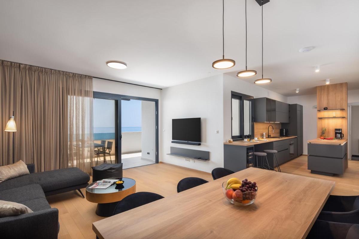 Paoma Beach Penthouse Suite with jacuzzi - Housity