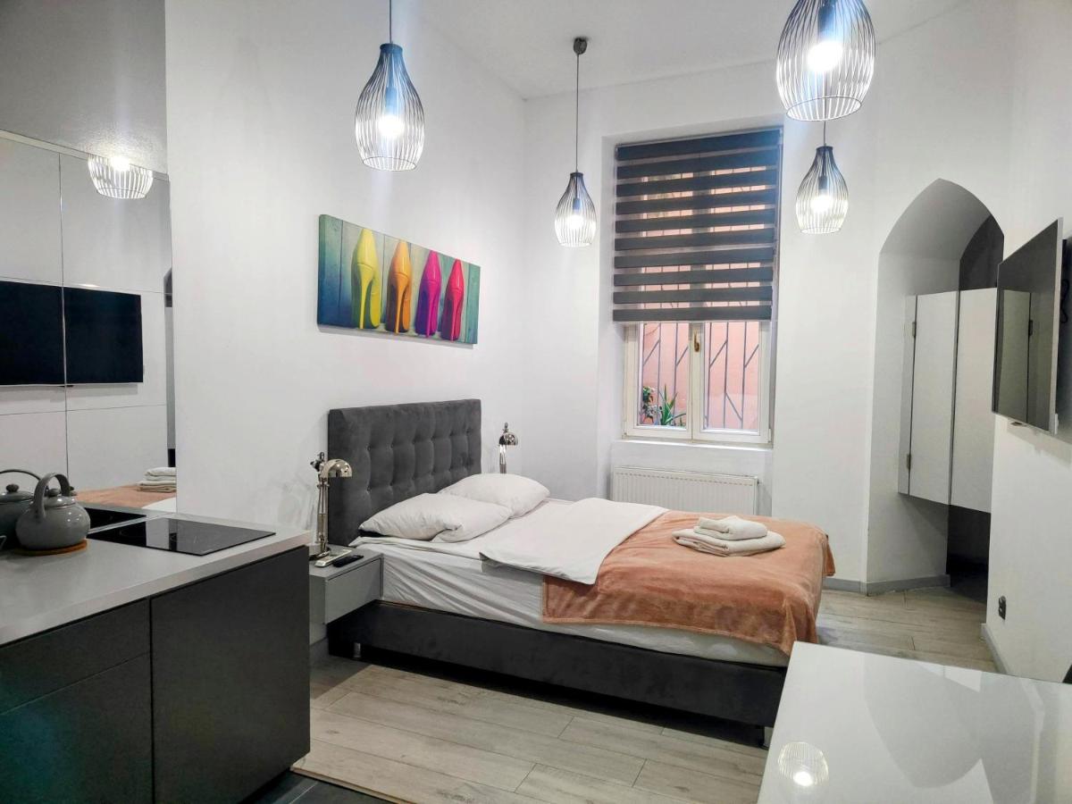 Mirror Gold & Grey Studios - Housity