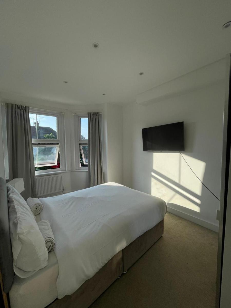 Double Bedroom with Marble private bathroom - Housity