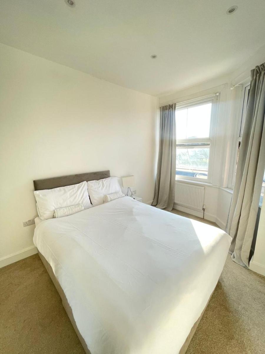 Double Bedroom with Marble private bathroom - Housity