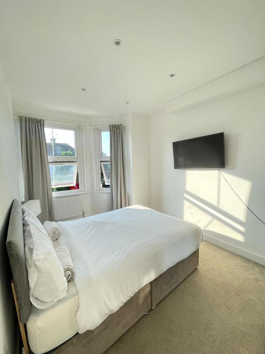 Double Bedroom with Marble private bathroom - Housity