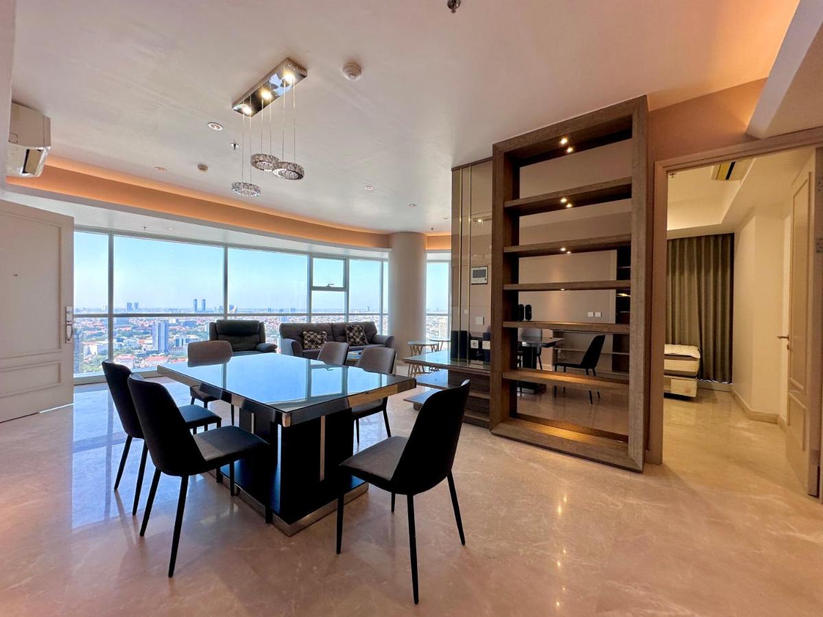 Luxurious 1 Icon 3BR Apartment in Tunjungan Plaza 6 Surabaya City Centre by Le Ciel Hospitality - Housity