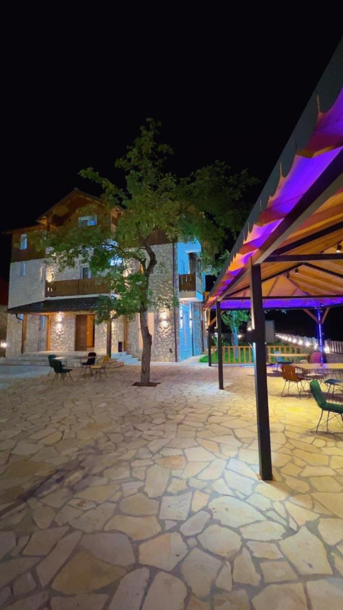 Oda N'Bjeshke - Housity