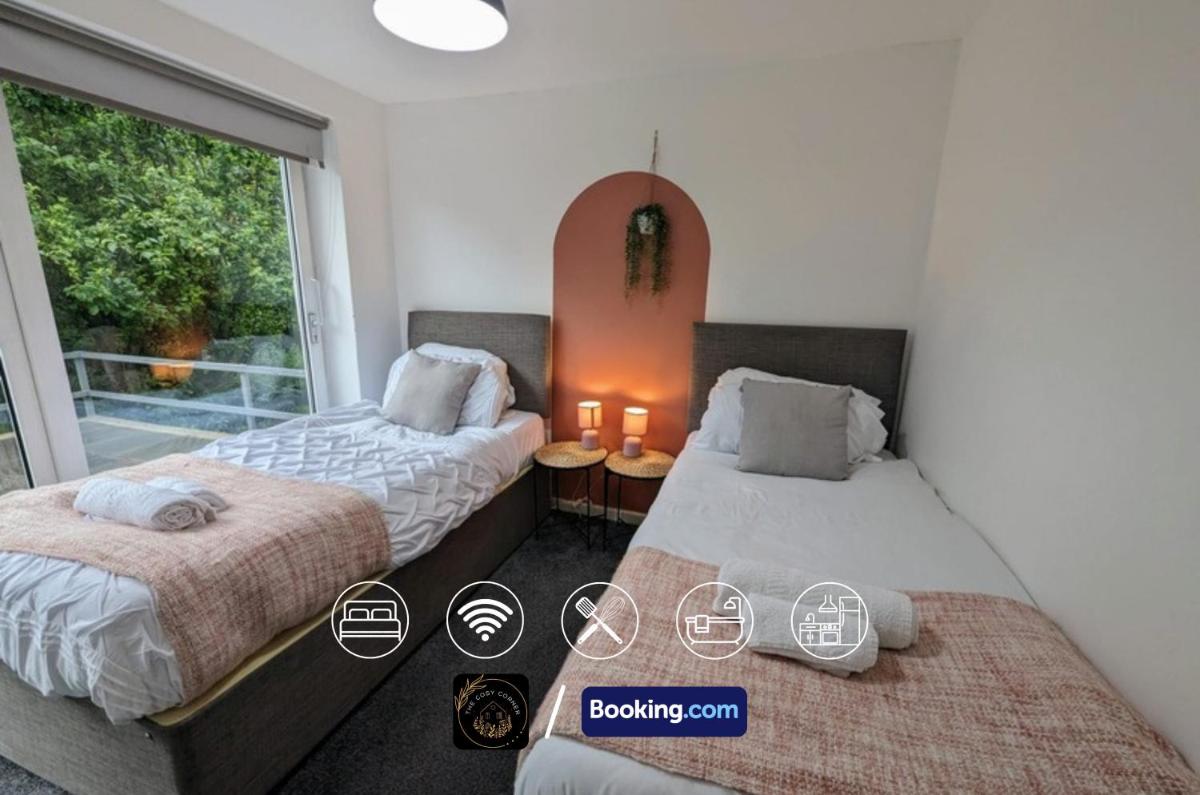 3 Bedroom House By The Cosy Corner Short Lets & Serviced Accommodation Greater Manchester With Free Parking, Free Wifi, Private Grden & Hospital - Housity