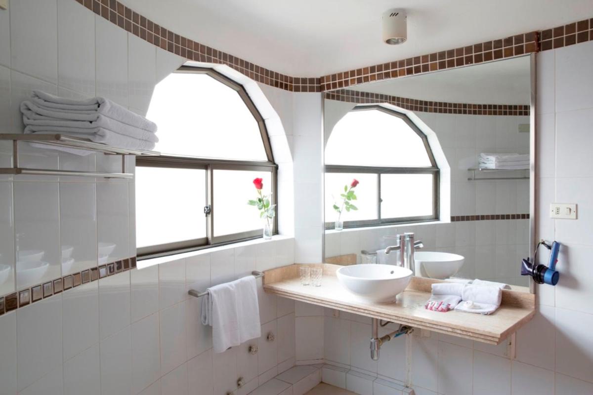 Hotel Montecarlo Santiago - Housity